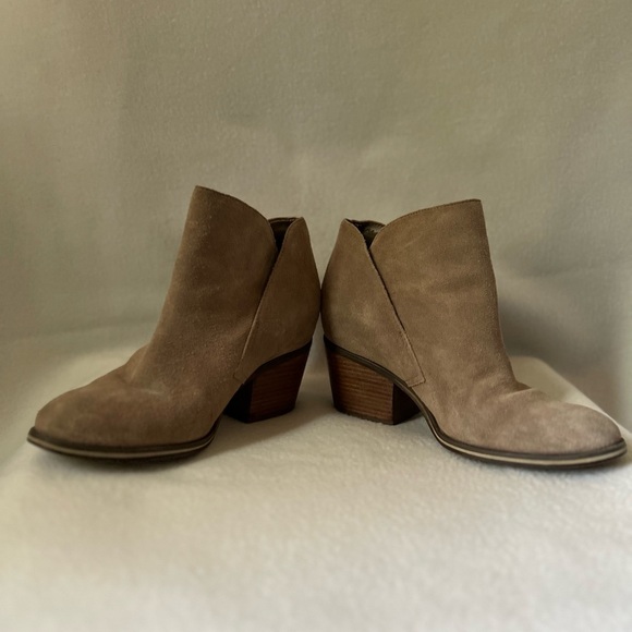 Jessica Simpson Size 8 1/2 Beige Suede Ankle Boots - Picture 3 of 16